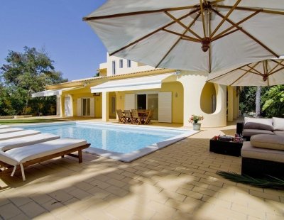 Villa rentals in Almancil