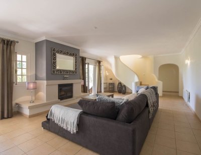Book a villa holiday in Almancil