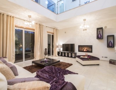 Book a villa in Almancil