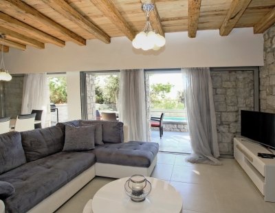Villa rentals in Pefkos
