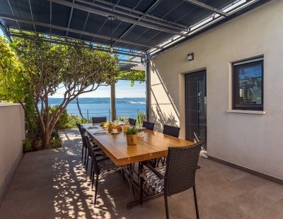 Villa rentals in Omis
