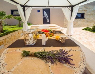 Book a villa in Omis