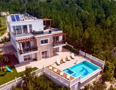 Book a villa holiday in Omis