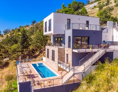 Villas in Omis