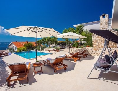 Villa rentals in Omis