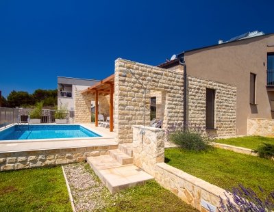 Book a villa in Omis