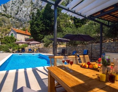 Book a villa in Omis