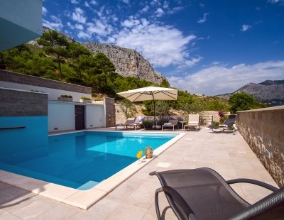 Book a villa in Omis