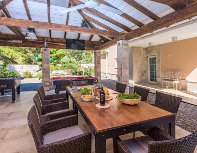 Villa rentals in Omis