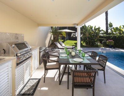 Book a villa holiday in Almancil