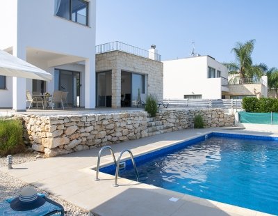 Villas in Latchi
