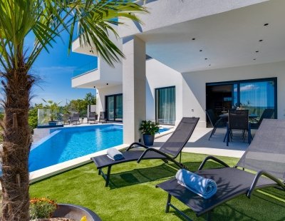 Book a villa holiday in Omis