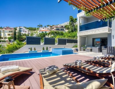 Book a villa in Omis