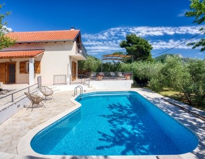 Book a villa in Omis