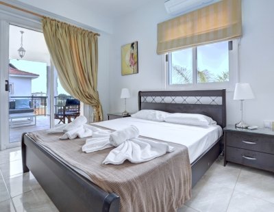 Villa holidays in Nissi Beach