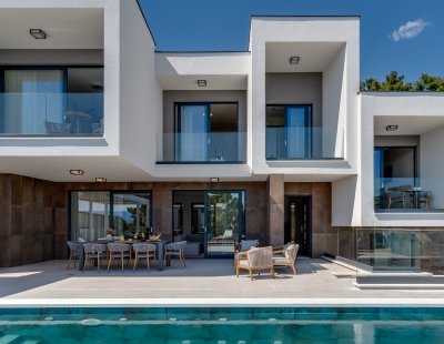 Villa rentals in Omis