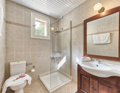 Villa rentals in Keri