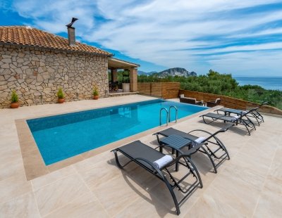 Villa rentals in Keri