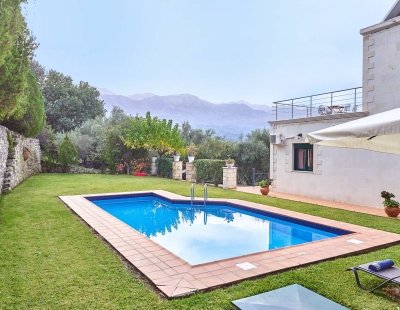 Villas in Plaka