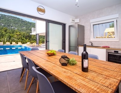 Book a villa holiday in Omis