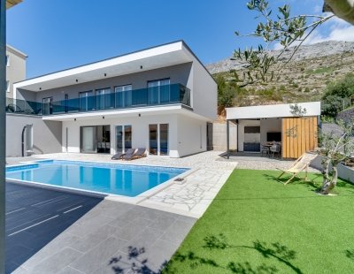 Book a villa in Omis