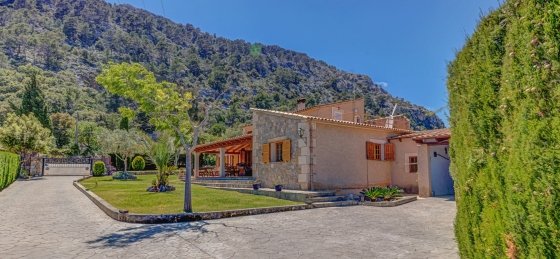 27-min.jpg Book a villa in Mallorca