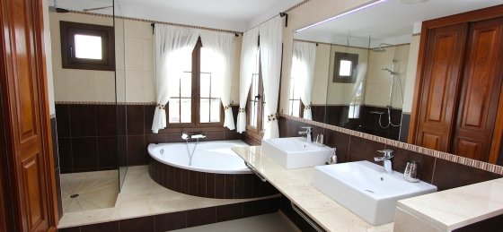 master_first_floor_ensuite_2.jpg Holiday home in Playa Blanca villa booking
