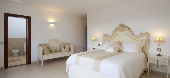 miraflores_bedroom.png Book a villa in Spain