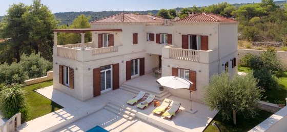 villa_in_splitska_2.jpg Villas in Croatia