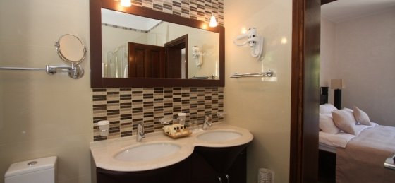 33_-_villa_franica_bathroom_in_master_bedroom_2_.jpg Villa in Croatia to rent
