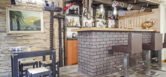 10_-_our_madeira_-_criss_home_-_bar.jpg Villa rentals in Portugal