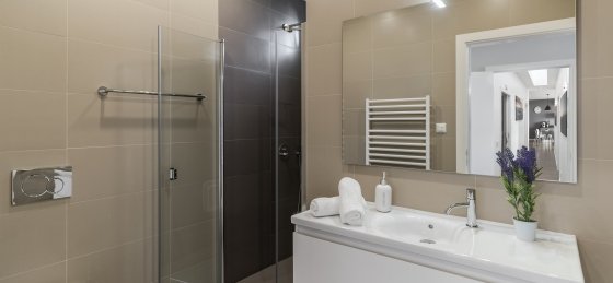 10_-_our_madeira_-_vila_da_portada_-_masterbathroom.jpg Book a villa holiday in Madeira