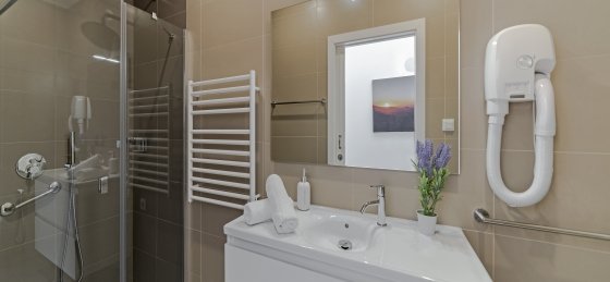 13_-_our_madeira_-_vila_da_portada_-_family_bathroom.jpg Holiday villas in Madeira