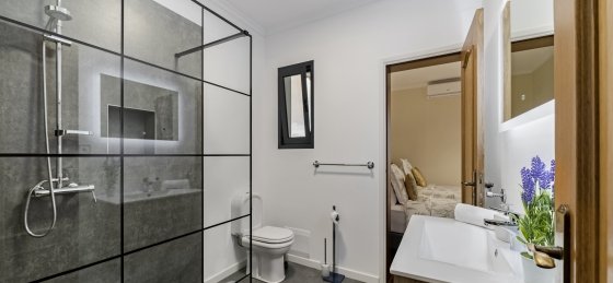 15_-_our_madeira_-_belair_-_shared_bathroom.jpg Villa holidays in Madeira