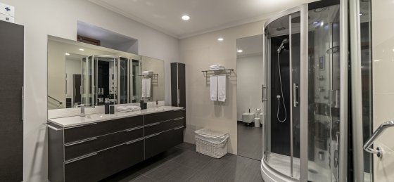 18_-_our_madeira_-_criss_home_-_bathroom.jpg Book a villa in Madeira