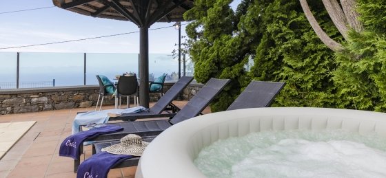 18_-_our_madeira_-_criss_home_-_jacuzzi.jpg Villa rentals in Portugal