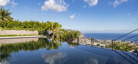 1_-_our_madeira_-_villa_luz_-_pool_and_view.jpg Villa rentals in Funchal