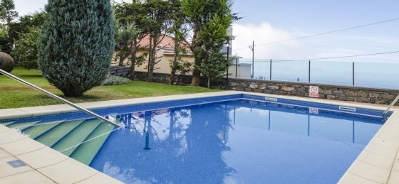 20_-_our_madeira_-_criss_home_-_pool.jpg Book a villa holiday in Prazeres