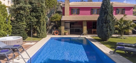 5_-_our_madeira_-_criss_home_-_pool_and_house.jpg Book a villa holiday in Madeira