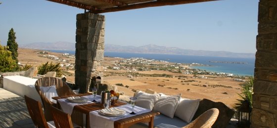 7.outdoor_dining_-_middle_level_1.jpg Book a villa holiday in Paros