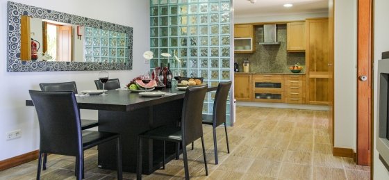 9_-_our_madeira_-_criss_home_-_dinig_and_kitchen.jpg Villa rentals in Madeira
