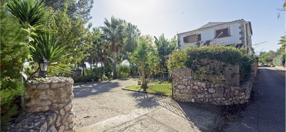 Book a villa in Alcudia