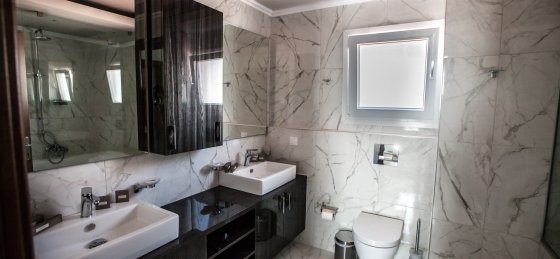 exclusive_family_main_bathroom_with_bathtub.jpg Holiday villas in Halkidiki