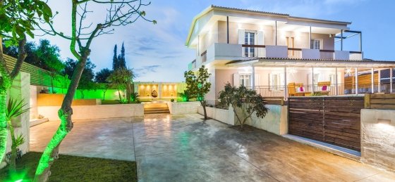 33-brumaresidence-may2018-adamthanos.com_.jpg Book a villa holiday in Greece