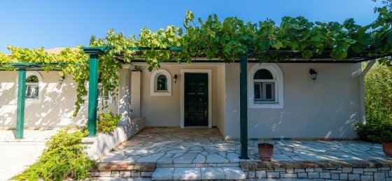 votana12small.jpg Book a villa in Kassiopi