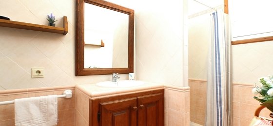 bosque_-_bathroom_1-1_2400x1600.jpg Book a villa in Pollensa