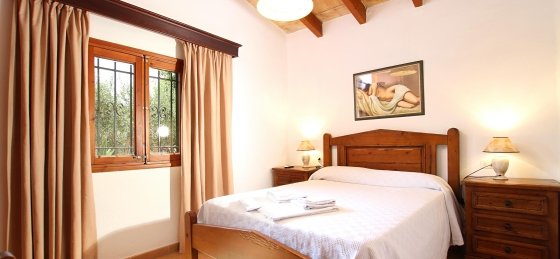 bosque_-_bedroom_1-1_2400x1600.jpg Book a villa holiday in Mallorca