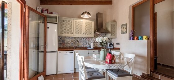gardo_-_kitchen_4_sf.jpg Book a villa holiday in Mallorca