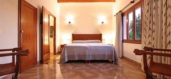 hort_3_cames_-_bedroom_1-1_2400x1600.jpg Villa holidays in Spain