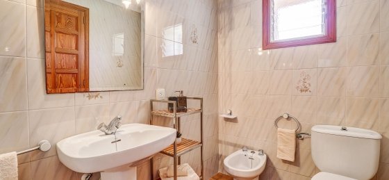 joan_-_bathroom_4-1_2400x1600.jpg Villa rentals in Mallorca